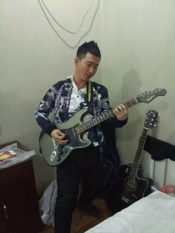 小吉他的第一张照片--六安相亲服务中心