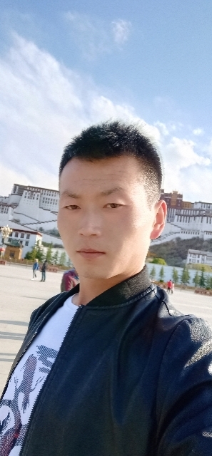 阳光下的小草的第一张照片--六安相亲服务中心