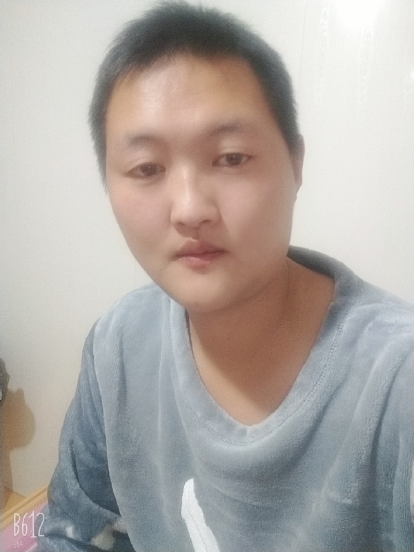 烟圈里透着伤的第二张照片--六安相亲服务中心